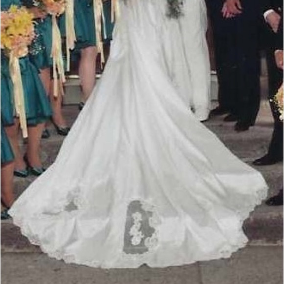 VINTAGE WEDDING DRESS Profesionally preserved since 1980s. Kleinfeld Website - Picture 5 of 13